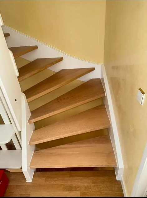 Holztreppe mit weißen Geländerstäben